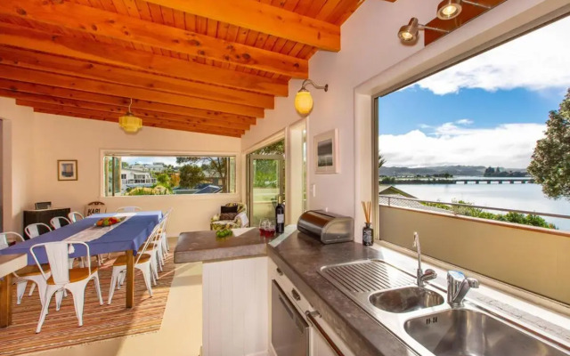 Waterfront Bach - Raglan Bach