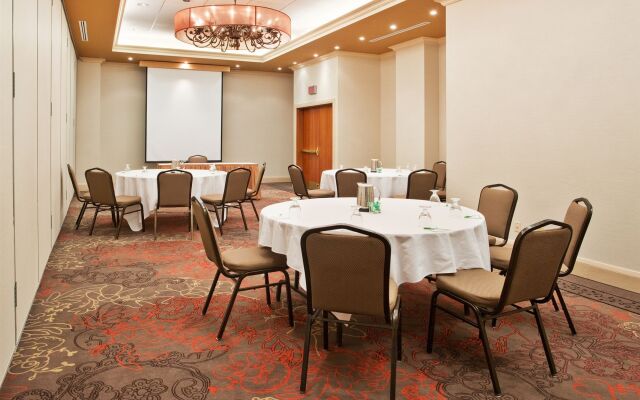 Holiday Inn Hotel & Suites Ottawa Kanata by IHG