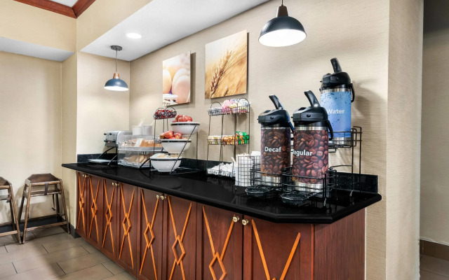 Comfort Inn & Suites North East