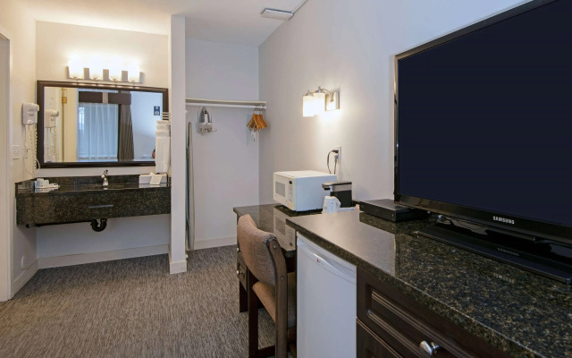 Travelodge by Wyndham Kamloops Mountview