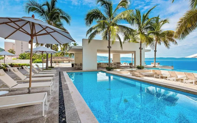 Oceanfront 1BR with Balcony & Pool