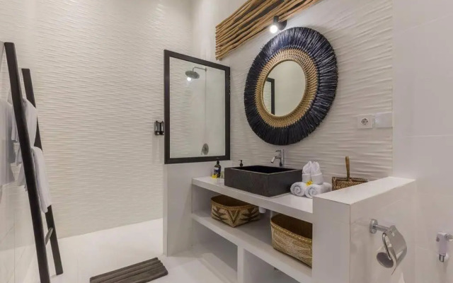 Oberoi new 4 bedr villa 5min walk from eat street&Beach