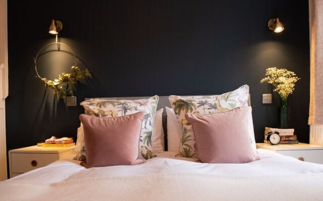 Bright And Stylish 1 Bedroom Flat With Terrace