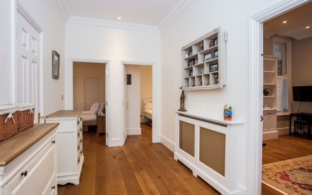 Spacious 2 Bedroom Flat With Garden