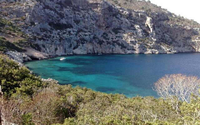 Faros Luxury Suites & Restaurant