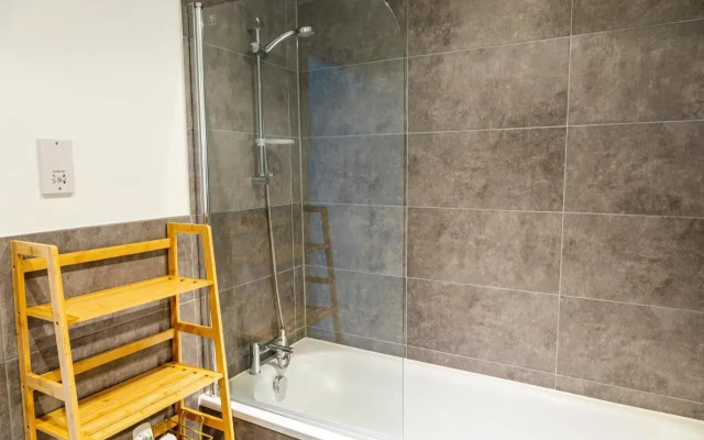 Attractive 2 Bedroom Penthouse with free Parking