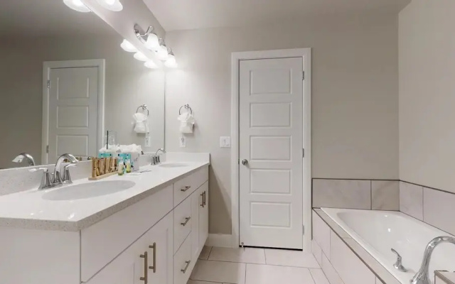 Coastal 3 Bedroom Apts by Redawning