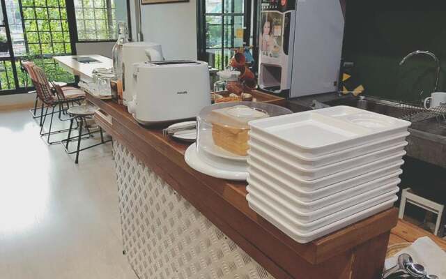 Post Factory Bed & Breakfast Sathorn Hostel - Adults Only