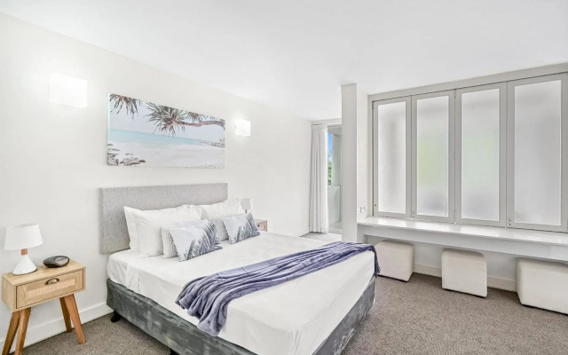 Belle Escapes- Drift Resort Beach View Suite 1304 – Guest Rooms – Cairns