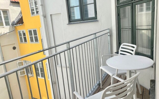 Sanders Regent - Popular 3-bdr Apt With Balcony