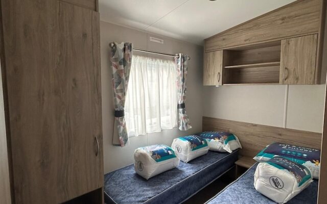 Caravansleeps4-beachfront-garden-patio
