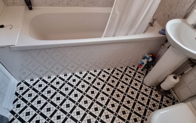 Spacious 4-bed House Great Location Coventry