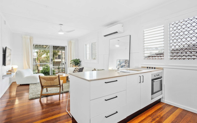 Palm Beach Cottage Walk to Beach – Guest Rooms – Gold Coast