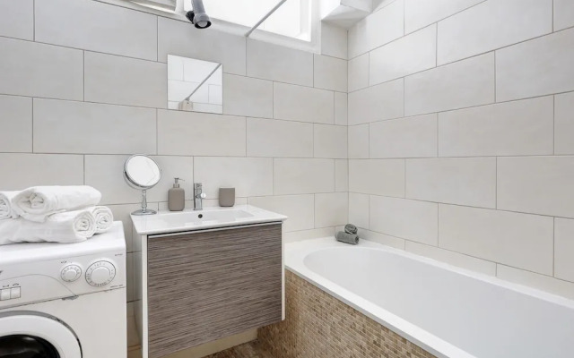 1BR Eiffel Tower & Rue Cler
