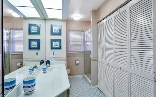 Quiet Waterfront Home With Pool, Dock and Bicycles