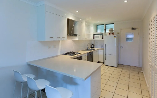 Poinciana Lodges -Ocean Views