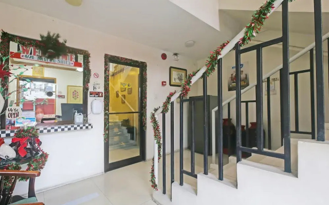 OYO 896 Silverio Suites