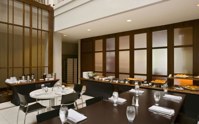 Embassy Suites by Hilton Chicago Downtown River North