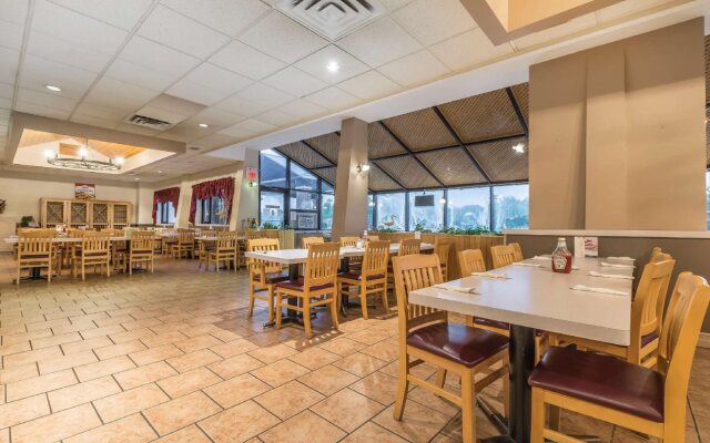 Jolly Roger Inn & Resort