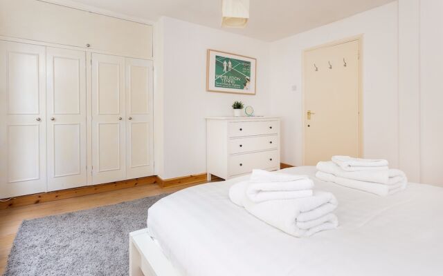 1 Bedroom Flat in Bayswater Accommodates 4