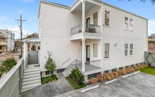 Spacious 3BR on Carondelet by Hosteeva