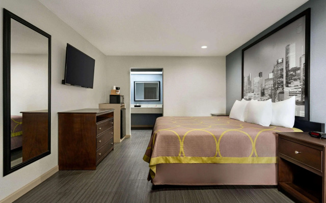 Super 8 By Wyndham Houston/Dtwn/I-610