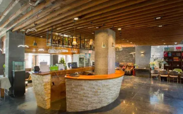 Puyue Lake-view Holiday Hotel