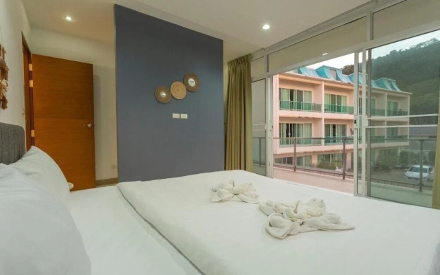 WalkingToAwardwinningNaiharnBeach4BRv129