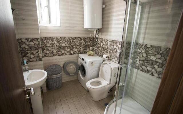 Apartment on Sherif Khimshiashvili Street 15b