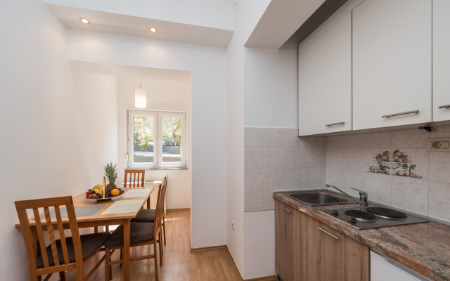 Apartment Matea 220m From the Beach