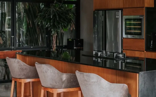 Astonishing Jungle Villa, 4 BR, Ubud With Staff