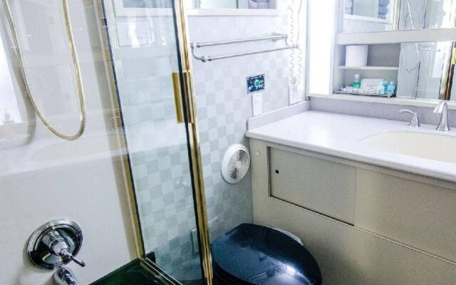 Ocean Romance Dockside B and B Yacht Hotel