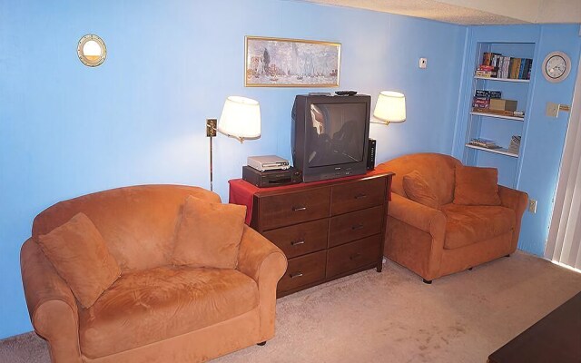 Seatime 201N 1 Br condo by RedAwning