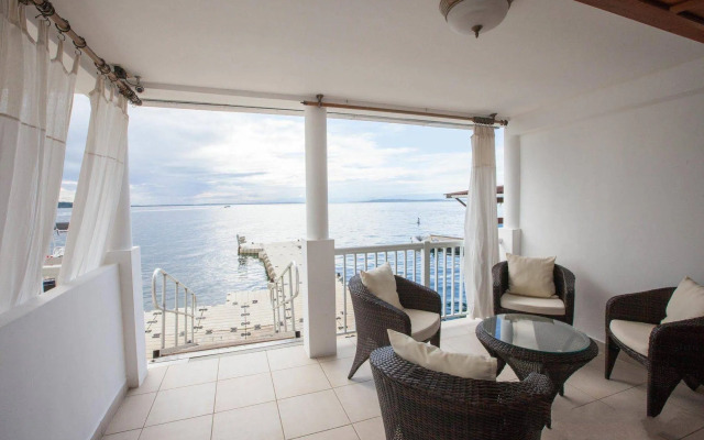 Tropical Suites Hotel