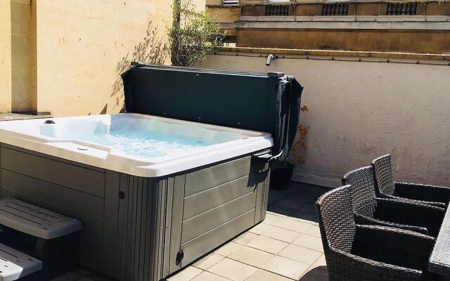 Dream Stays Bath - Trim Street Townhouse with Hot tub
