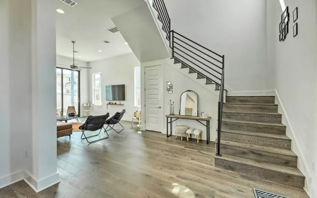 Luxurious & Spacious Austin Home ~ 8 Mi to Dtwn!