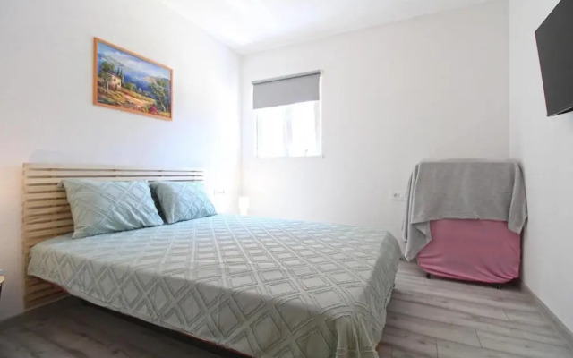 Cozy Apartment With Patio and Parking