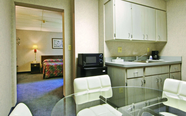 Travelodge by Wyndham Cleveland Lakewood