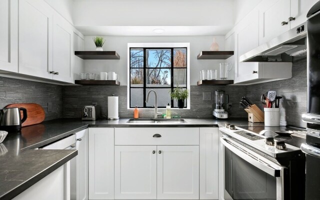 Luxury Contemporary Apartment With Peloton Bike