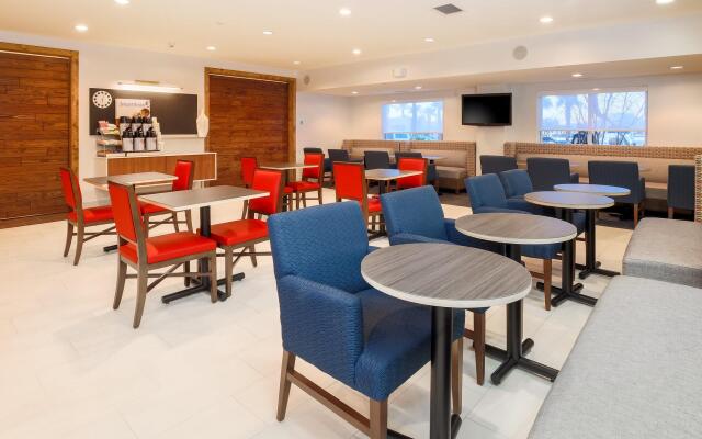 Holiday Inn Express Las Vegas - Stadium Area by IHG