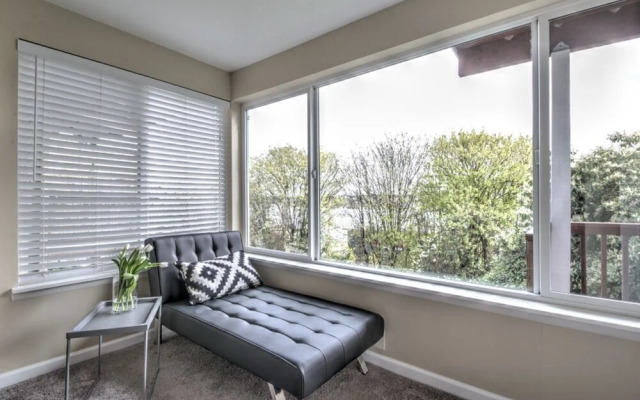 Renovated 2BR Lake View Condo