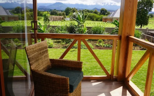 Moyoni Africa Lodge & Tours