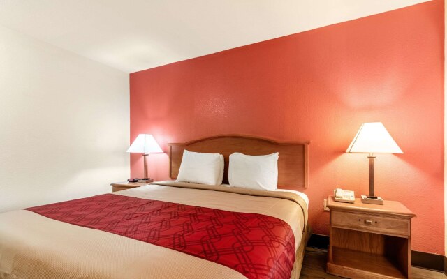 Econo Lodge Inn & Suites