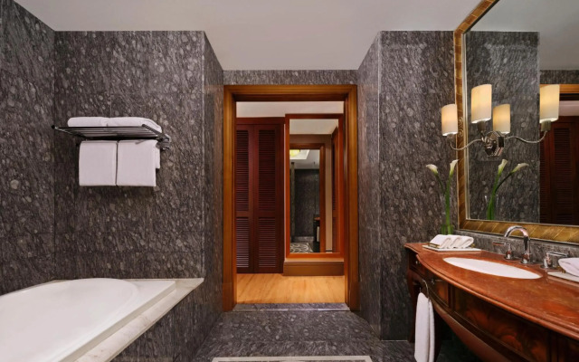 The Ritz-Carlton Jakarta, Mega Kuningan