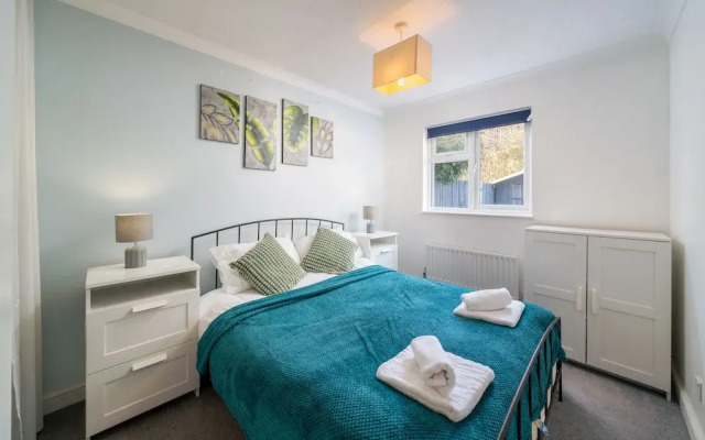 Crawley Pet Friendly 1-Bedroom Apartment