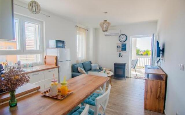 Marina Apartments Vir