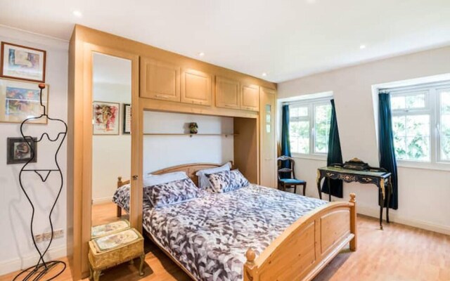 Inviting 5-bed House in London