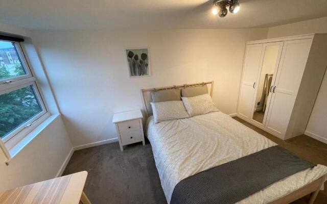 Spacious 2-Bedroom Flat Near Surbiton Station