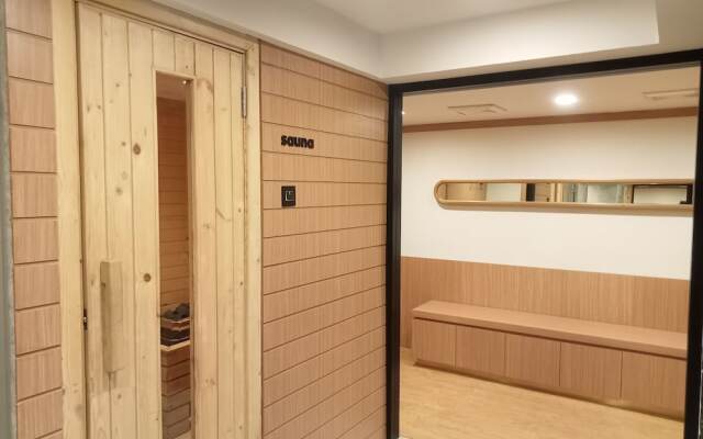 Comfortable And Homey Studio Loft At Kingland Avenue Apartment