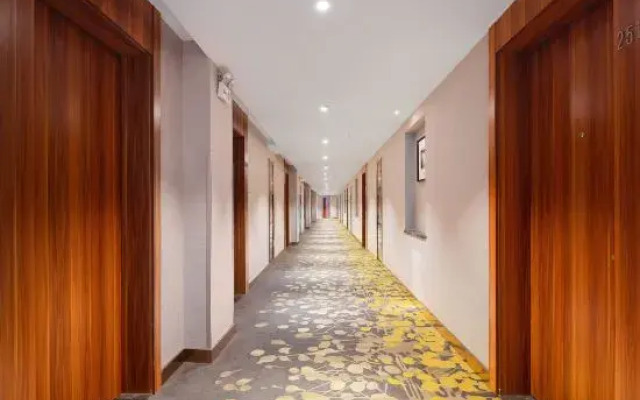 Hilary International Hotel (Zhonghuan City, Exit near Fanhua Avenue Metro Station)